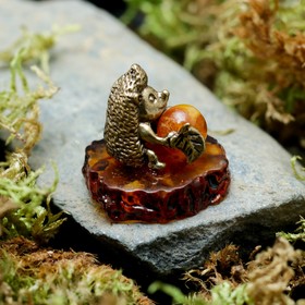 Сувенир "Ежик с яблоком на подставке" от Сима-ленд