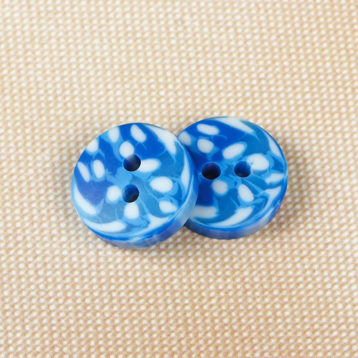 Пуговица, 2 прокола, 15мм, цвет сине-белый