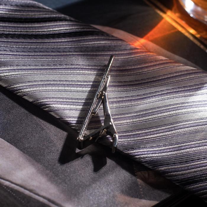 фото Зажим для галстука стальной "классический" округлый с эмалью, цвет чёрный в серебре queen fair