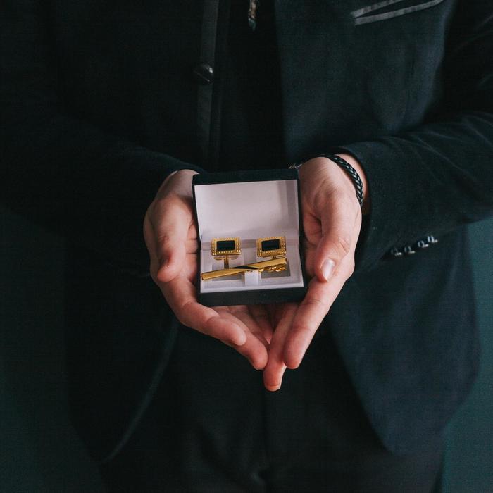 фото Набор мужской "запонки + зажим (6 см) для галстука" точечный рисунок, прямоугольник, цвет чёрный в золоте