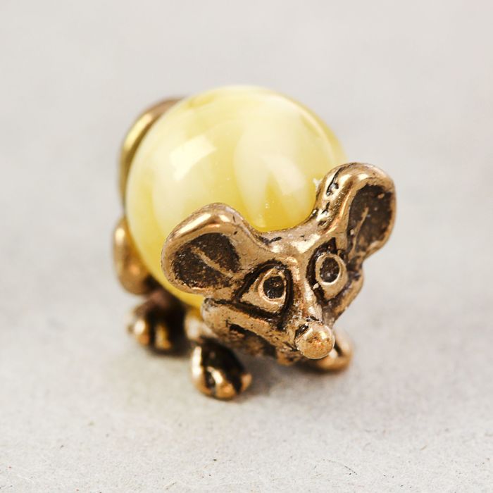 Сувенир кошельковый "Мышка загребушка с янтарным шариком", с натуральным янтарем