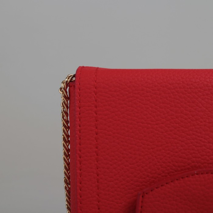 Сумка женская на клапане, 3 отдела, длинная цепочка, красный