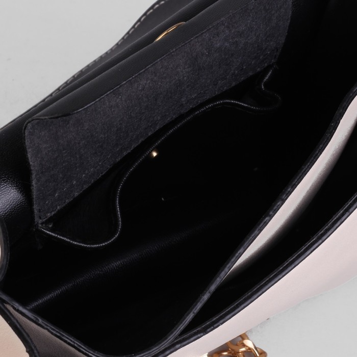 Сумка женская на клапане, 2 отдела, длинная цепочка, молочный