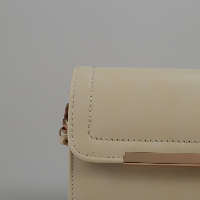 Сумка женская на клапане, 1 отдел с перегородкой, длинный ремень, цвет бежевый