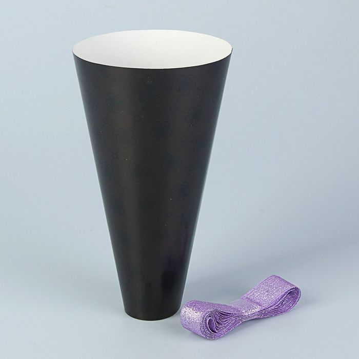 Конус для цветов "Лаконизм", черный, 16 х 26 см