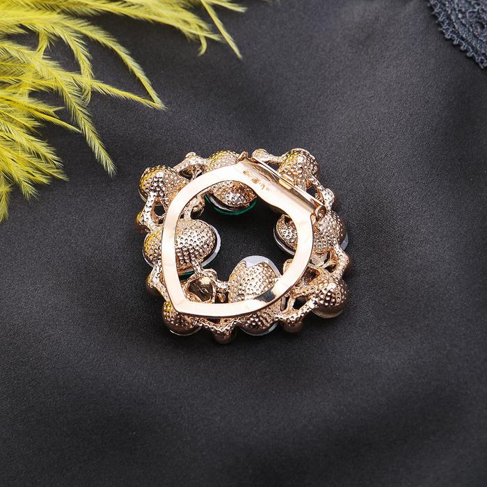 Зажим для платка "Ромб", цвет изумрудно-белый в золоте