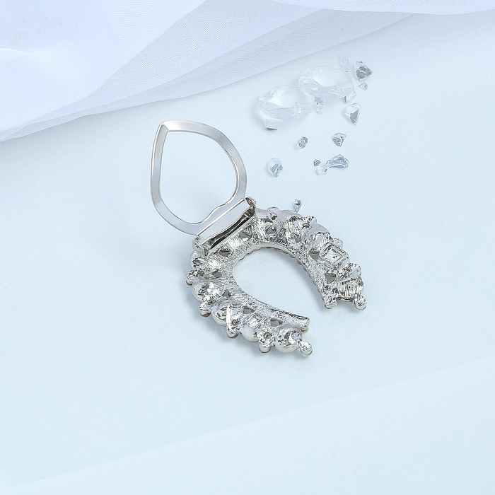 Зажим для платка "Подкова", цвет белый в золоте