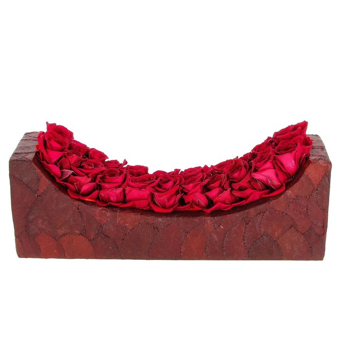 Декоративная композиция "Шезлонг" из листьев и бутонов роз, 30 х 8,5 х 11 см, красный