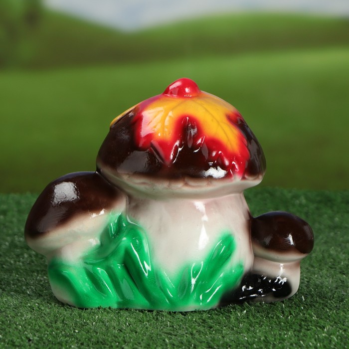 Садовая фигура "Грибы белые с божьей коровкой" глянец