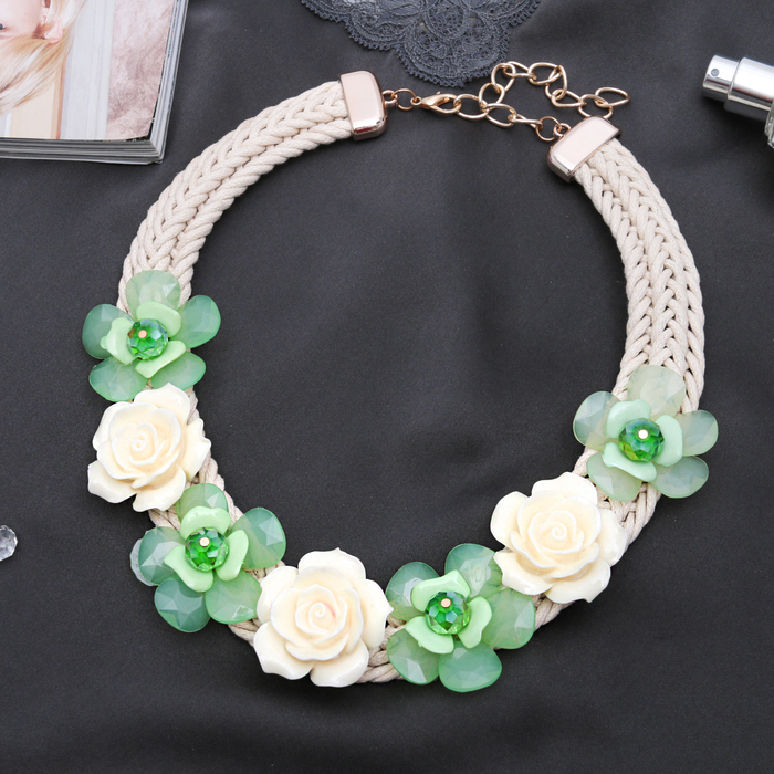 Колье "Цветение", цвет бело-травяной