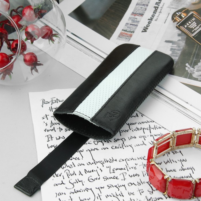 Чехол Time для телефона Apple iPhone 5/5S, с ремешком, цвет чёрный/белый