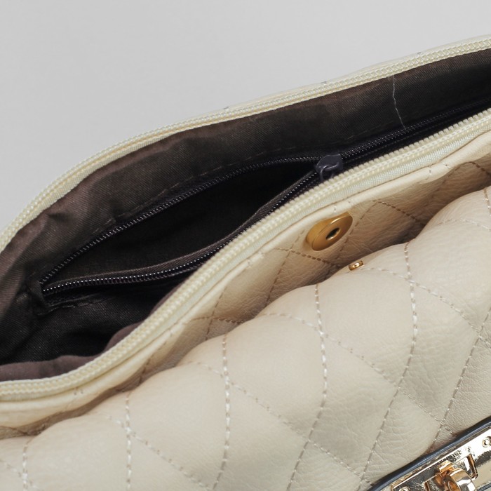 Сумка женская на клапане, 3 отдела, регулируемый ремень, цвет молочный