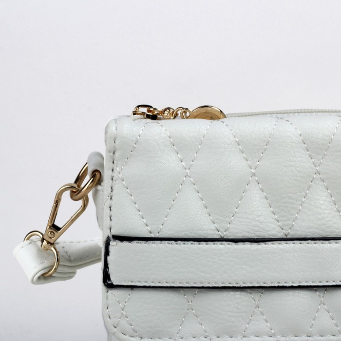 Сумка женская на клапане, 3 отдела, регулируемый ремень, белая