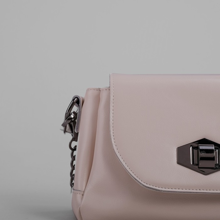 Сумка женская на клапане, 3 отдела, 1 наружный карман, длинный ремень, цвет молочный