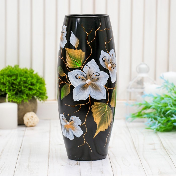 Ваза "Белый цветок на чёрном фоне"