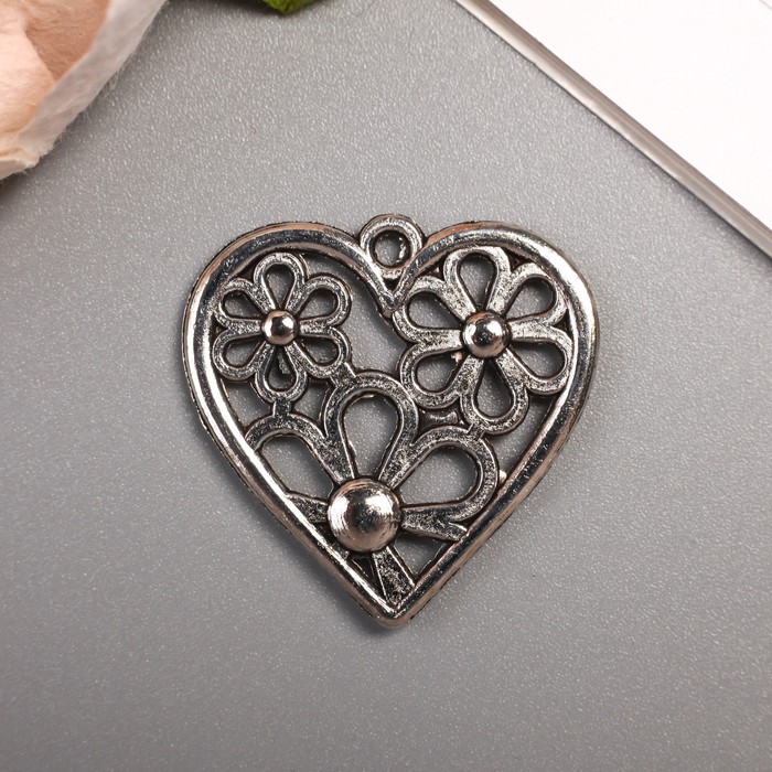 Декоративный элемент "Цветочное сердечко"