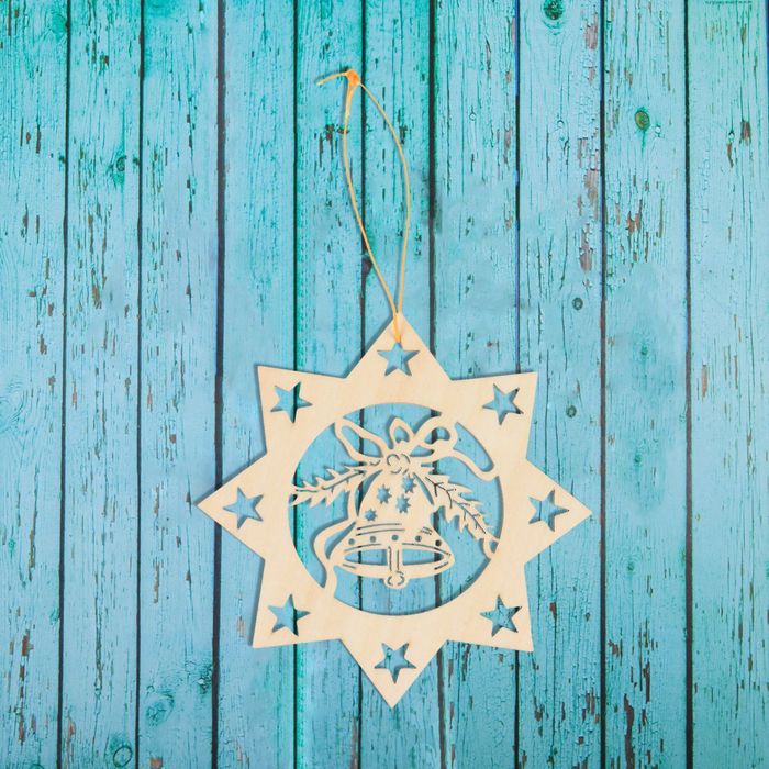 Подвеска резная под роспись "Снежинка с колокольчиком"