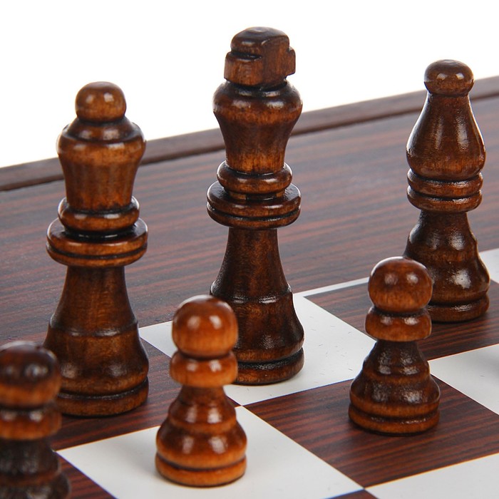 Шахматы подарочные в раздвижном деревянном кейсе, поле 22 × 22 см, УЦЕНКА (пятно на поле)