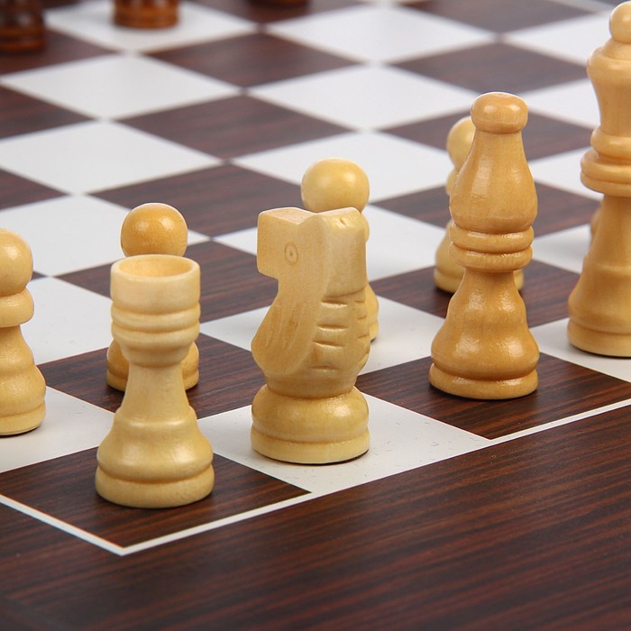 Шахматы подарочные в раздвижном деревянном кейсе, поле 22 × 22 см, УЦЕНКА (пятно на поле)