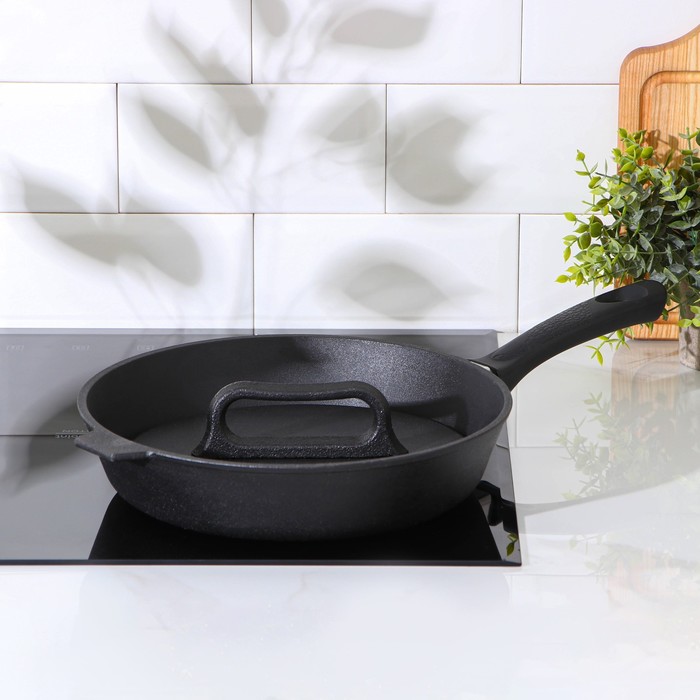 Сковорода-гриль 28х6 см литая, с бакелитовой ручкой, чугунная крышка МИКС