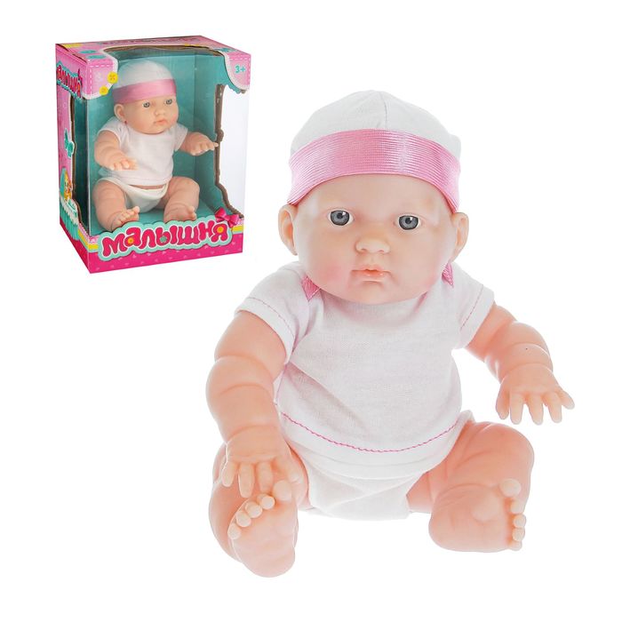 Пупс в белом костюмчике и шапочке