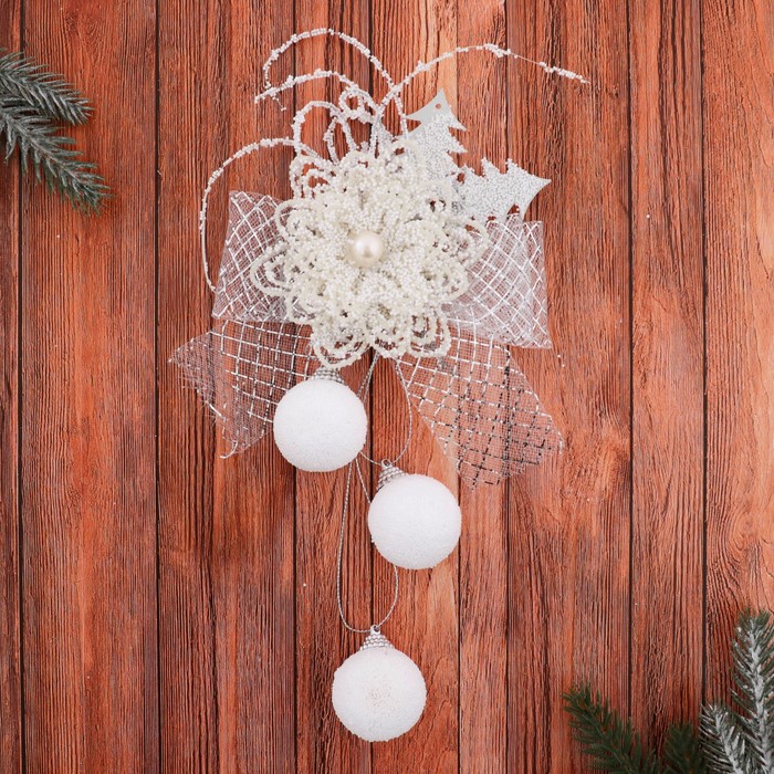 Украшение новогоднее "Цветок с шарами" белый 15*24 см