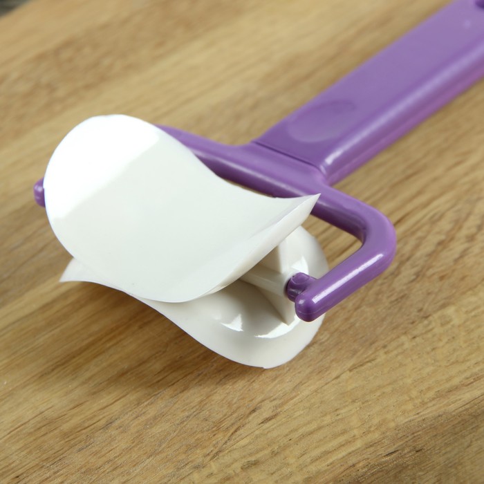 Ролик для вырезания кругов из теста d=6 см "Радуга" 17х8х3,7 см, цвета МИКС