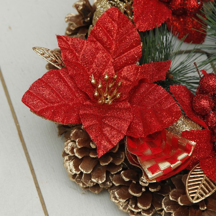 Венок новогодний d-20 см с красными цветами и золотыми листьями