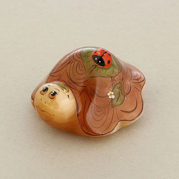 Скульптура "Черепаха" с божьей коровкой