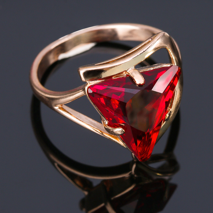Кольцо "Роскошь" треугольник, позолота, цвет бордовый, размер МИКС