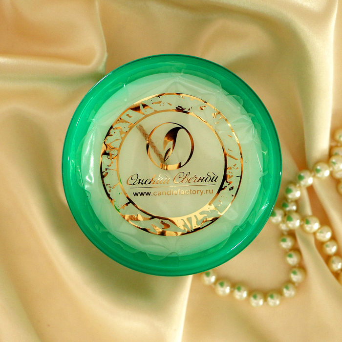 Свеча ароматизированная в стекле (зеленый бархат)