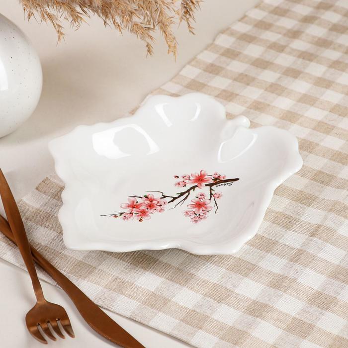 Блюдо "Кленовый лист" белое, с деколью