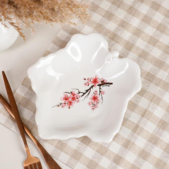 Блюдо "Кленовый лист" белое, с деколью