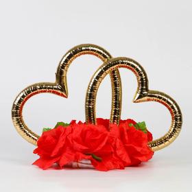 Кольца в форме сердца на подставке из красных цветов Ош