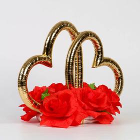 Кольца в форме сердца на подставке из красных цветов от Сима-ленд