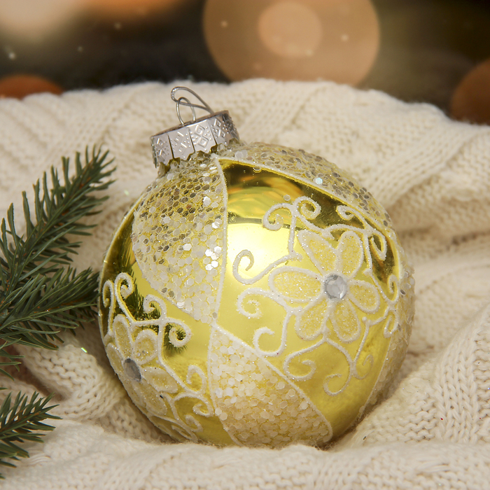 Новогодний шар "Белый цветочный занавес"