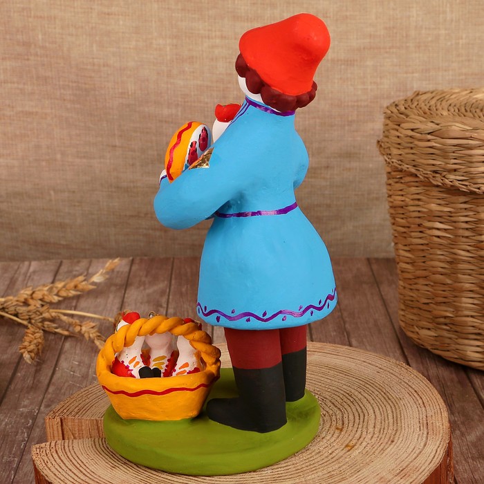 Дымковская игрушка "Мужик стоячий с уткой и утятами"