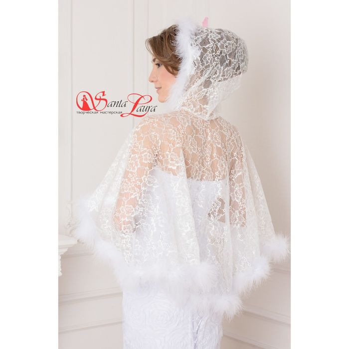 Накидка гипюровая с капюшоном, окантовка из лебяжьего пуха, белая