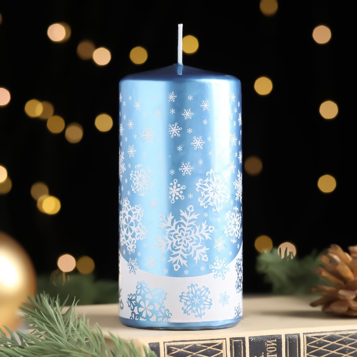 Свеча-цилиндр новогодняя Новогодние узоры №4, 12,5х6 см, 35 ч, 275 г, голубая с белым