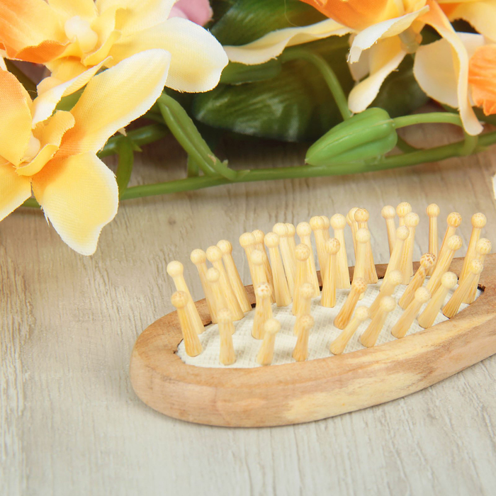 Расчёска-мини массажная, деревянная, овальная, цвет светлое дерево