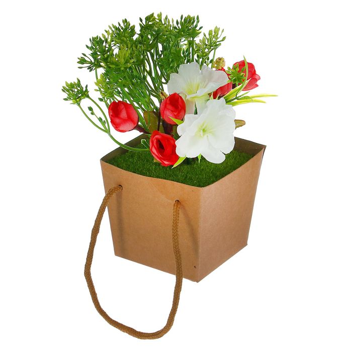 Цветочная композиция в коробке со шнурком "Розы с зеленью"