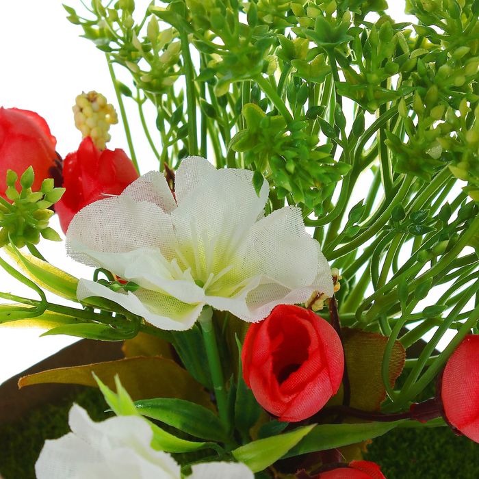 Цветочная композиция в коробке со шнурком "Розы с зеленью"