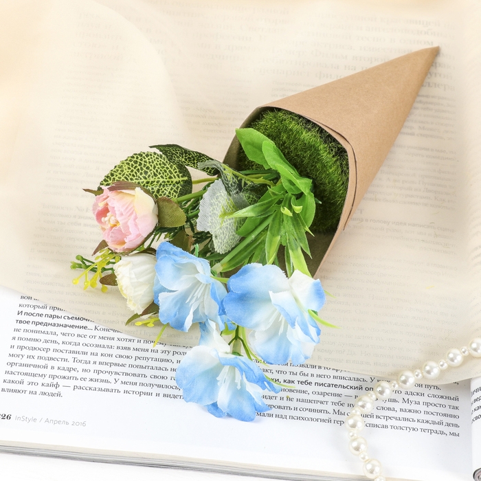 Цветочная композиция в конусе "Розы"