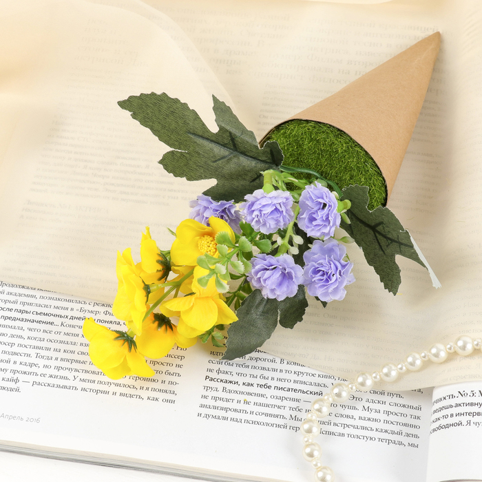 Цветочная композиция в конусе "Фиалки с гвоздиками"