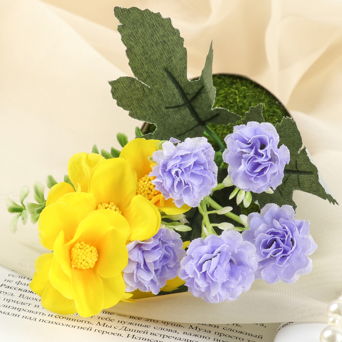 Цветочная композиция в конусе "Фиалки с гвоздиками"