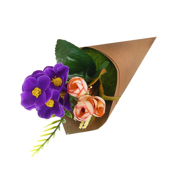 Цветочная композиция в конусе "Розы с фиалками"