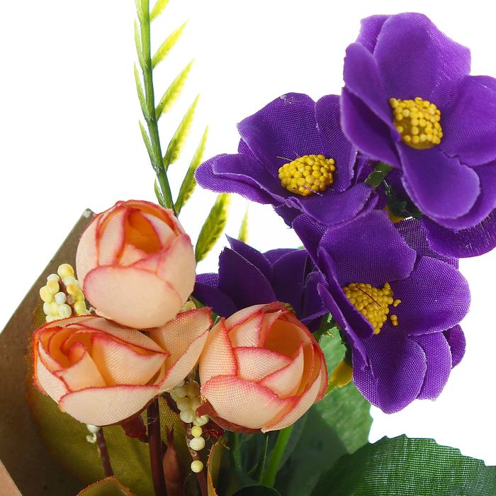 Цветочная композиция в конусе "Розы с фиалками"