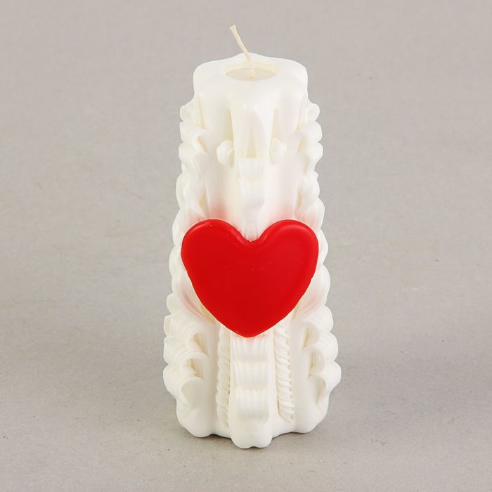 Свеча резная 15-17см с красным сердцем белая