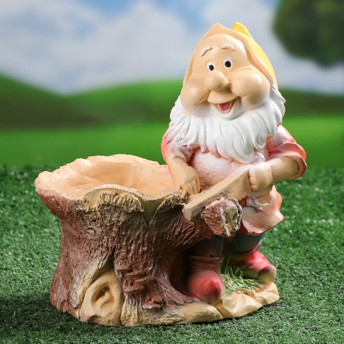 Фигурное кашпо "Гном с пилой" микс