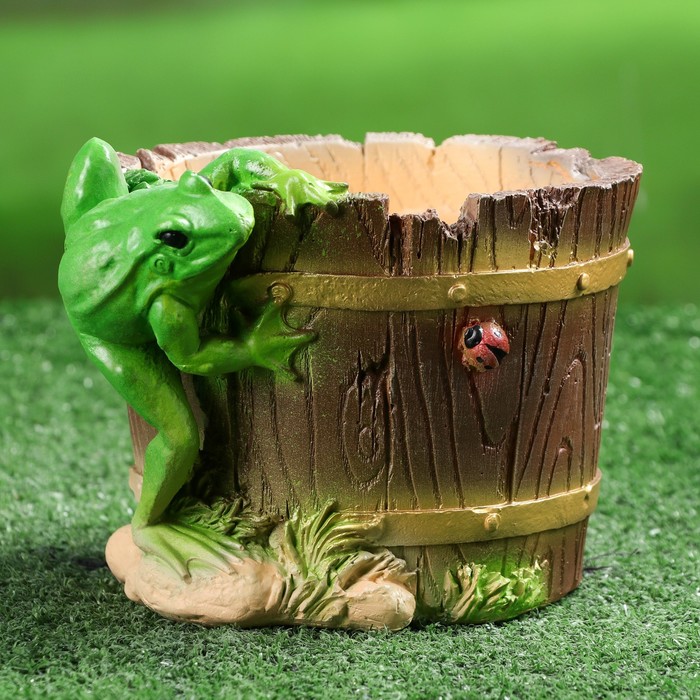 Фигурное кашпо "Жаба в бочке"